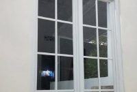 Jendela Kaca Kotak Kotak 