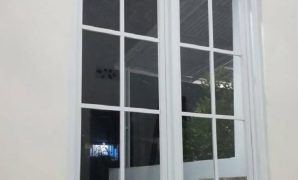 Jendela Kaca Kotak Kotak 