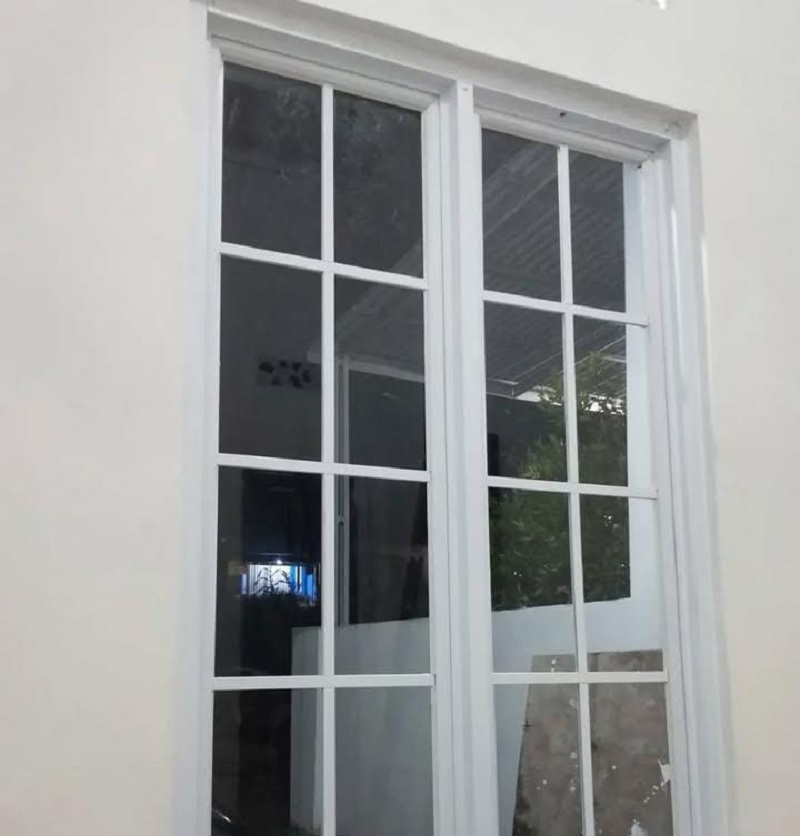 Jendela Kaca Kotak Kotak 